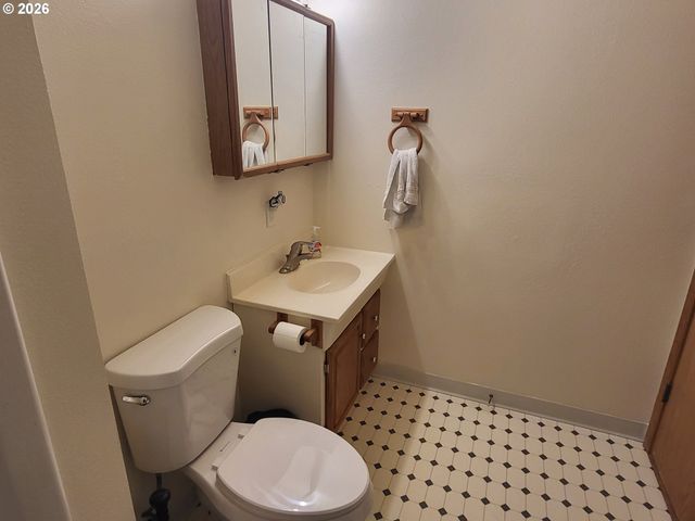 963 CROCKER St, Coos Bay, OR 97420