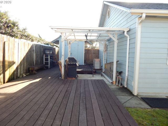 963 CROCKER St, Coos Bay, OR 97420