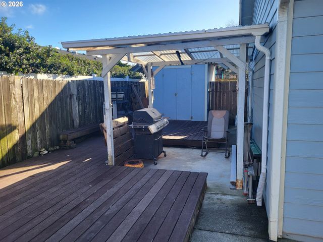 963 CROCKER St, Coos Bay, OR 97420