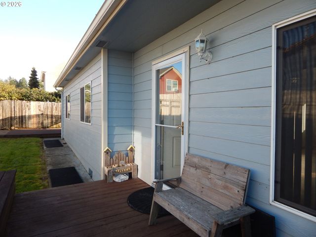 963 CROCKER St, Coos Bay, OR 97420