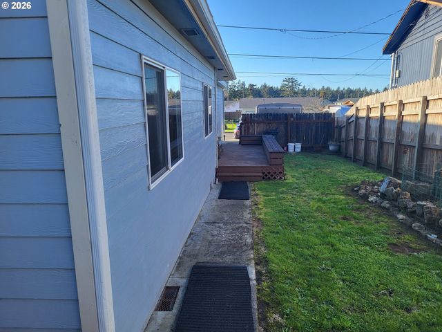 963 CROCKER St, Coos Bay, OR 97420