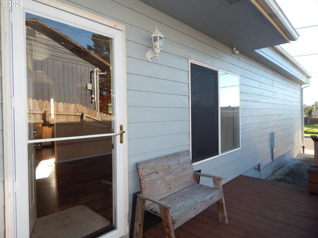 963 CROCKER St, Coos Bay, OR 97420