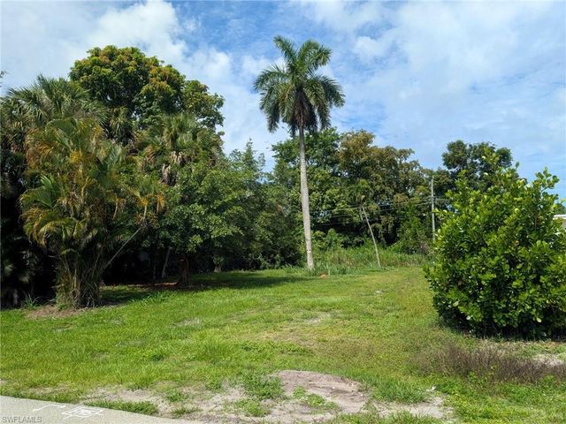 4604 Orchard LN, Naples, FL 34112