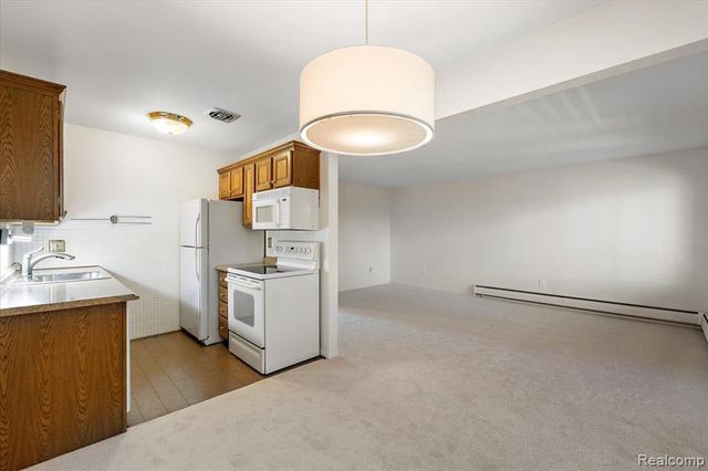 2915 W 13 Mile Road 407, Royal Oak, MI 48073