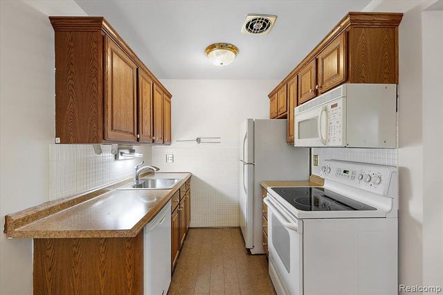 2915 W 13 Mile Road 407, Royal Oak, MI 48073