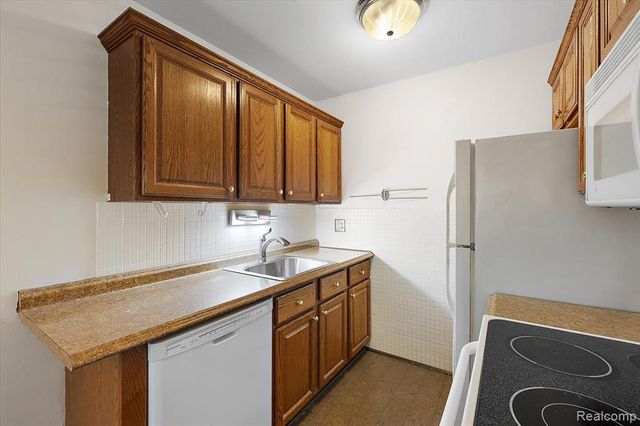 2915 W 13 Mile Road 407, Royal Oak, MI 48073