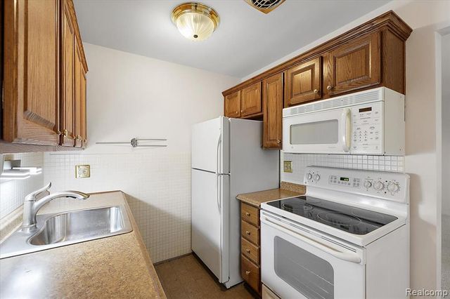 2915 W 13 Mile Road 407, Royal Oak, MI 48073