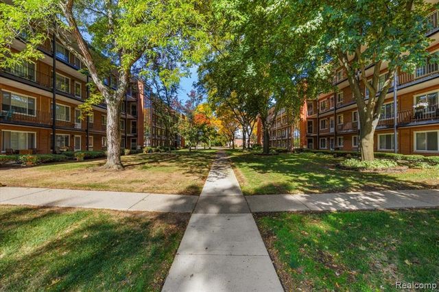 2915 W 13 Mile Road 407, Royal Oak, MI 48073