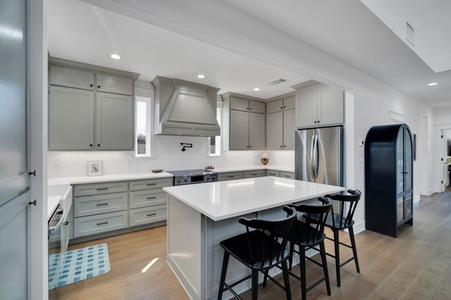 512 E Parks Avenue, Waxahachie, TX 75165