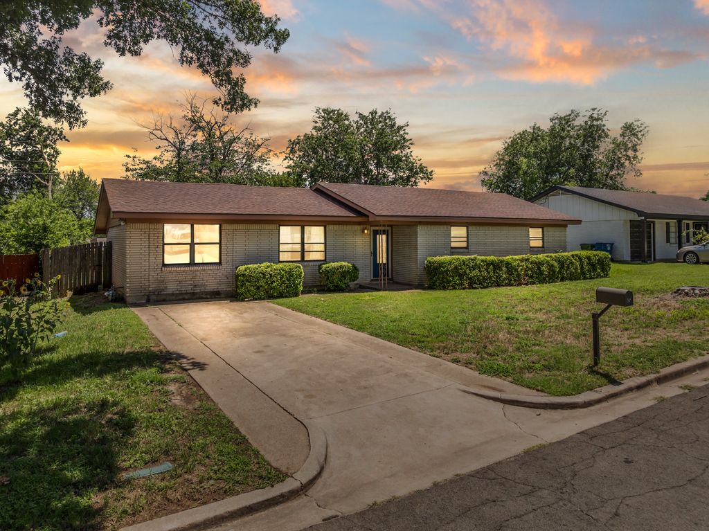 301 Sunset Boulevard, Hewitt, TX 76643