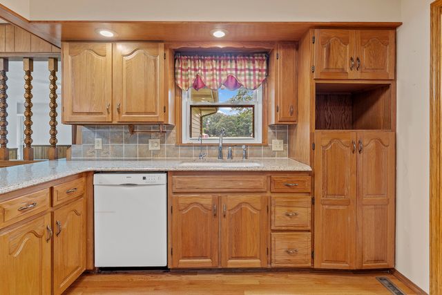 5263 North Crestwood Drive, Springfield, MO 65803