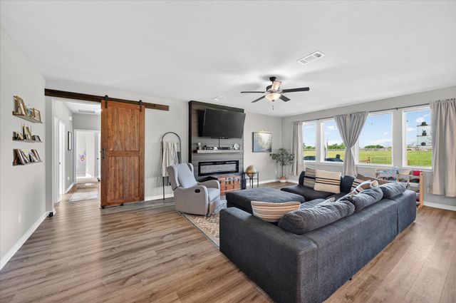 5130 Hillside Loop N, Justin, TX 76247