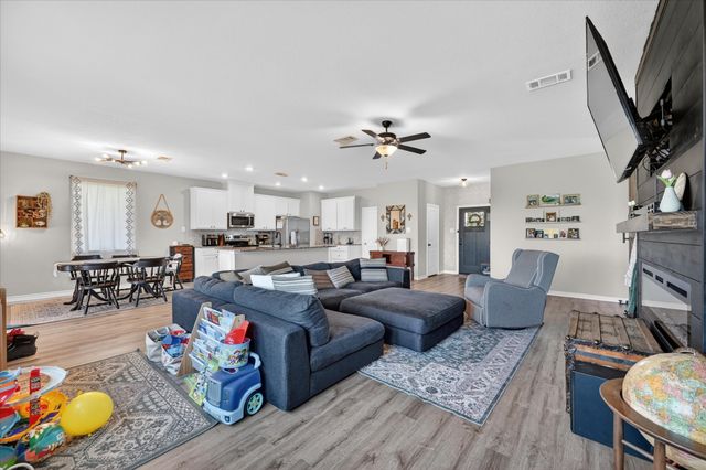 5130 Hillside Loop N, Justin, TX 76247