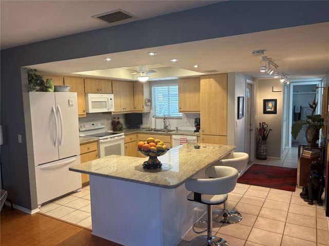 3917 GLEN OAKS DRIVE E 52, Sarasota, FL 34232