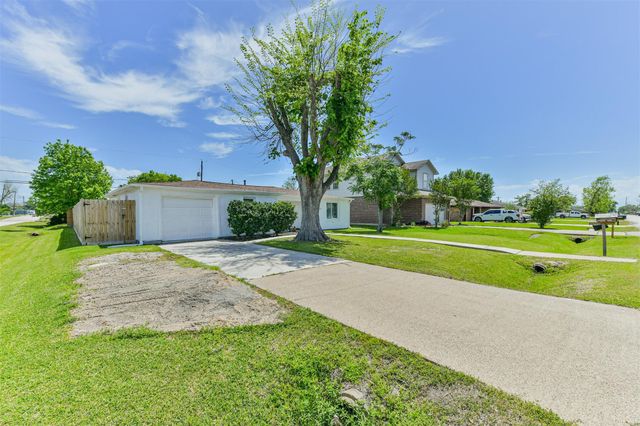 332 N 7th Street, La Porte, TX 77571
