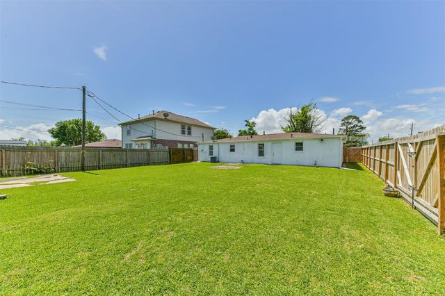 332 N 7th Street, La Porte, TX 77571