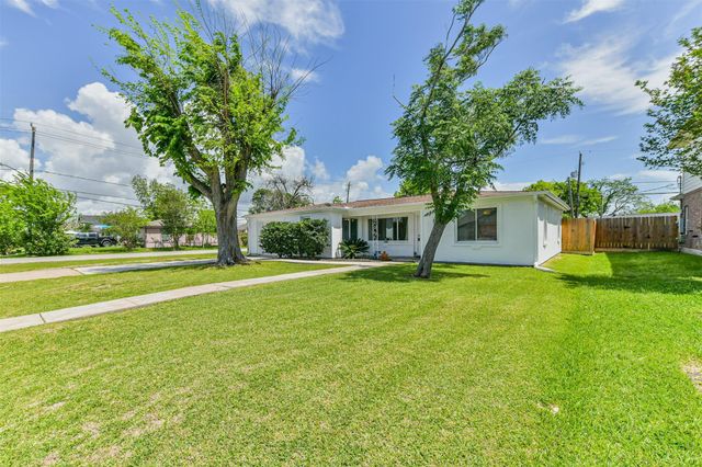 332 N 7th Street, La Porte, TX 77571