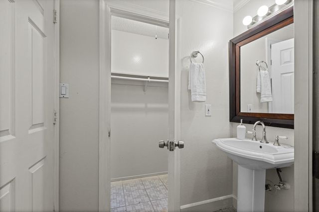 3932 Galbrath Dr, North Highlands, CA 95660