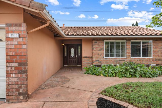 3932 Galbrath Dr, North Highlands, CA 95660