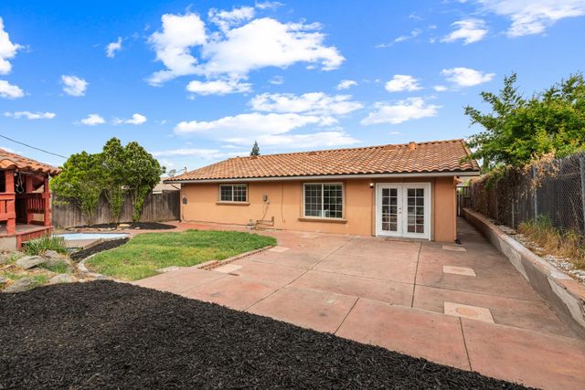 3932 Galbrath Dr, North Highlands, CA 95660