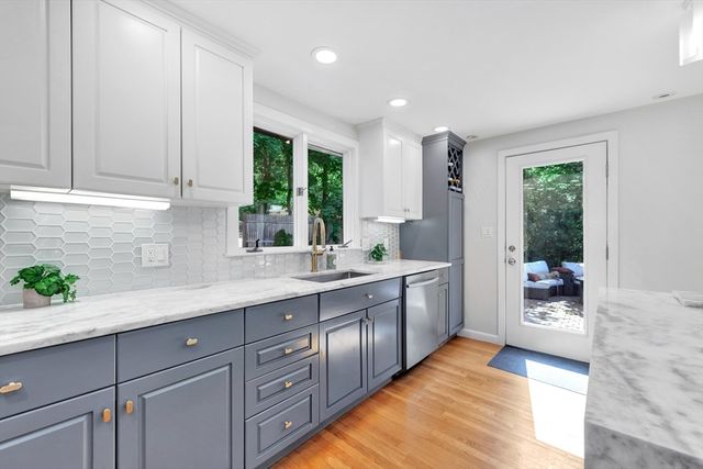 552 Concord Ave, Lexington, MA 02421