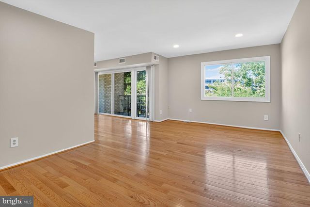 2907 CHARING CROSS RD #14, Falls Church, VA 22042