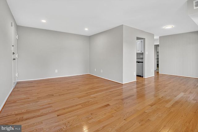 2907 CHARING CROSS RD #14, Falls Church, VA 22042