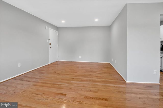 2907 CHARING CROSS RD #14, Falls Church, VA 22042
