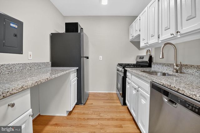 2907 CHARING CROSS RD #14, Falls Church, VA 22042