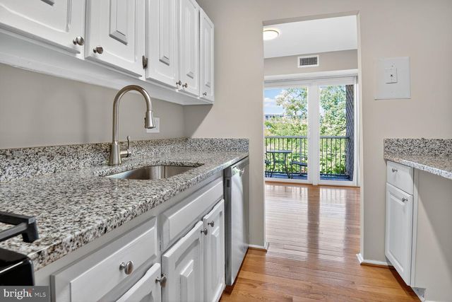 2907 CHARING CROSS RD #14, Falls Church, VA 22042