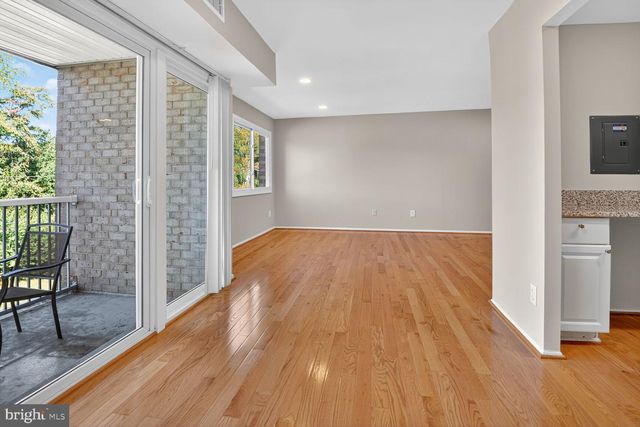 2907 CHARING CROSS RD #14, Falls Church, VA 22042