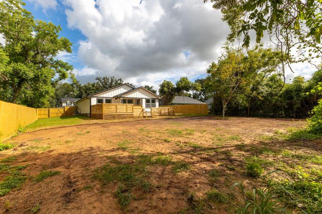 63 S Blunck Road, Lake Jackson, TX 77566
