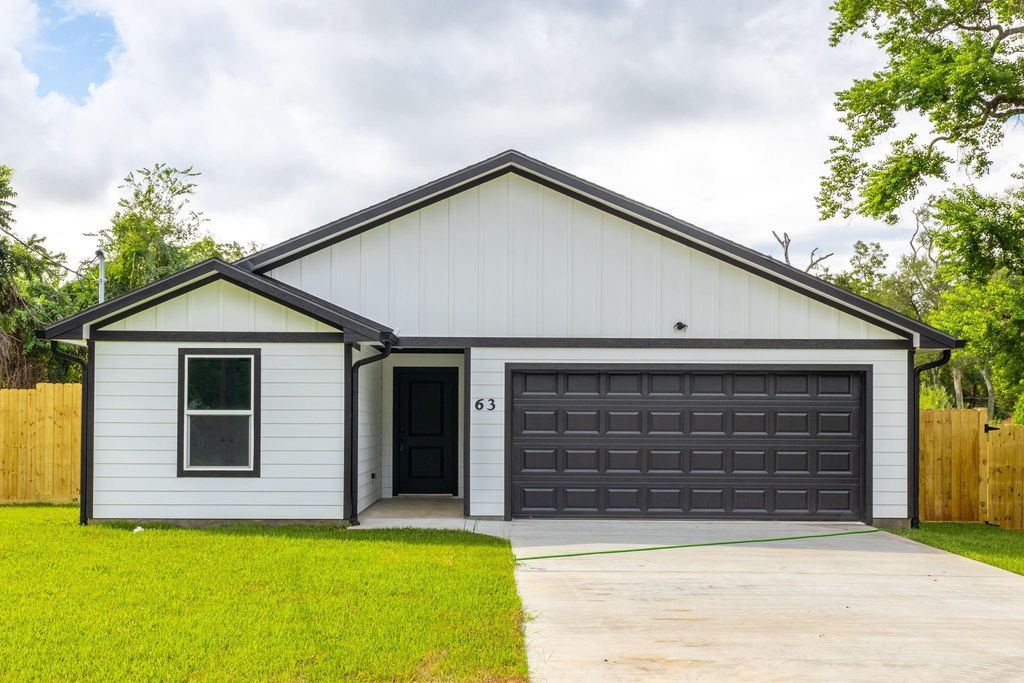 63 S Blunck Road, Lake Jackson, TX 77566