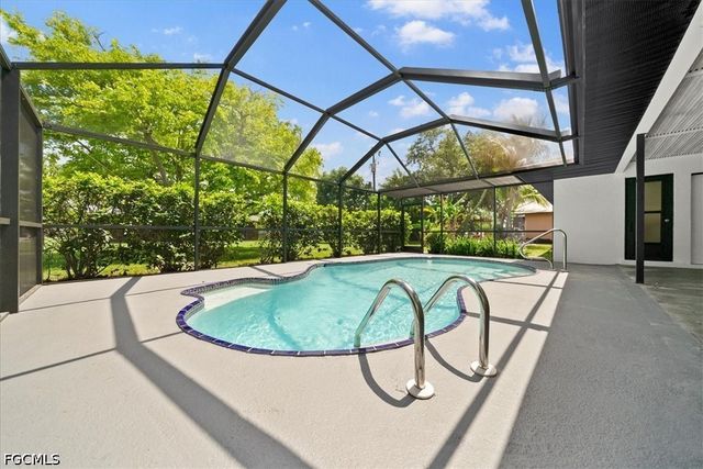 911 SE 16th TER, Cape Coral, FL 33990