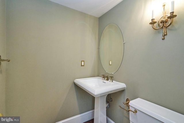 3886 UNIVERSITY DR, Fairfax, VA 22030