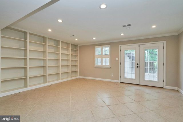 3886 UNIVERSITY DR, Fairfax, VA 22030