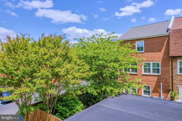 3886 UNIVERSITY DR, Fairfax, VA 22030