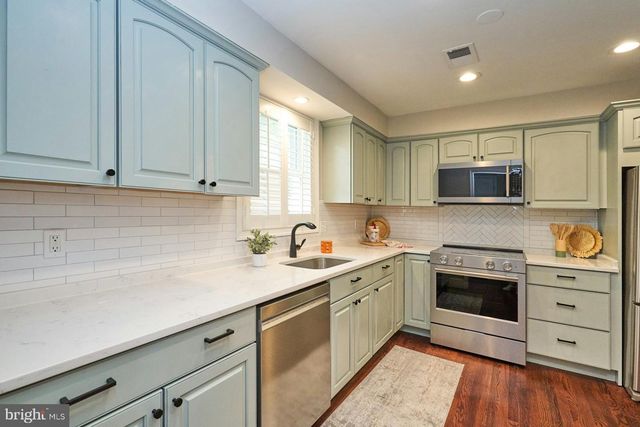 3886 UNIVERSITY DR, Fairfax, VA 22030