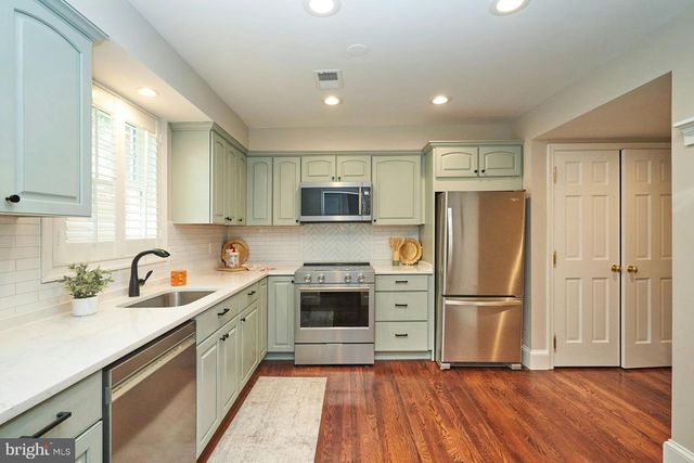 3886 UNIVERSITY DR, Fairfax, VA 22030