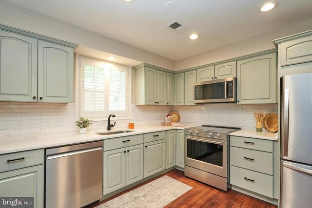 3886 UNIVERSITY DR, Fairfax, VA 22030