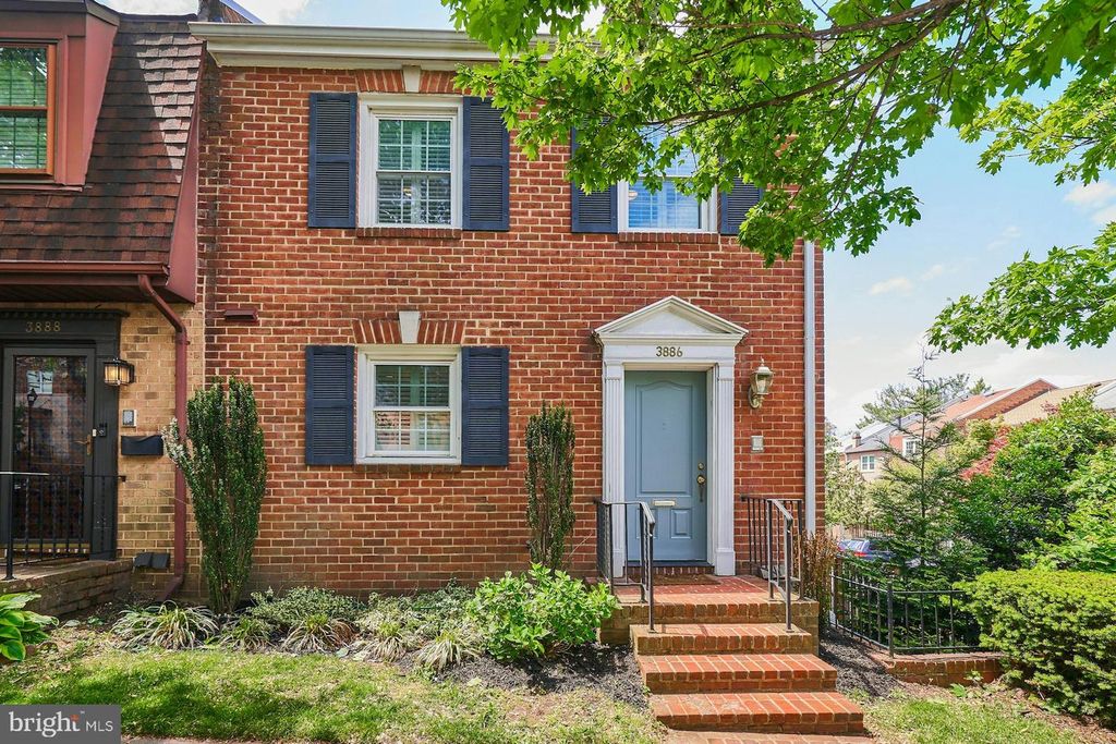 3886 UNIVERSITY DR, Fairfax, VA 22030