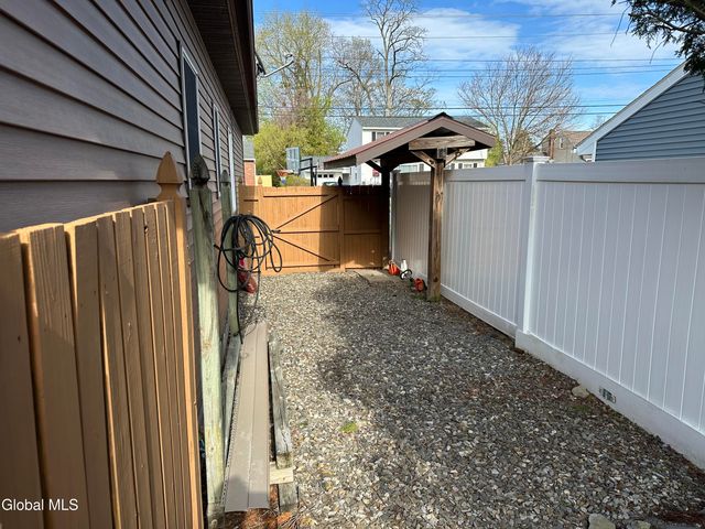 1825 Greenpoint Avenue, Rotterdam, NY 12303