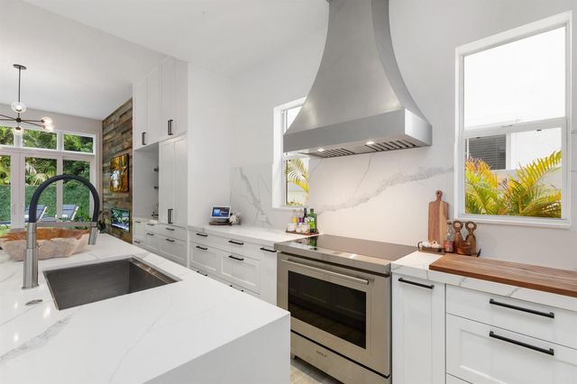 24 Grand Bay Estates Circle, Key Biscayne, FL 33149