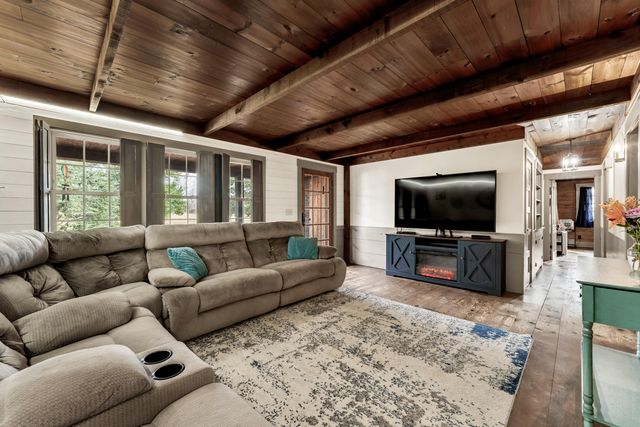 1750 W Riverbluff Lane, Nixa, MO 65714