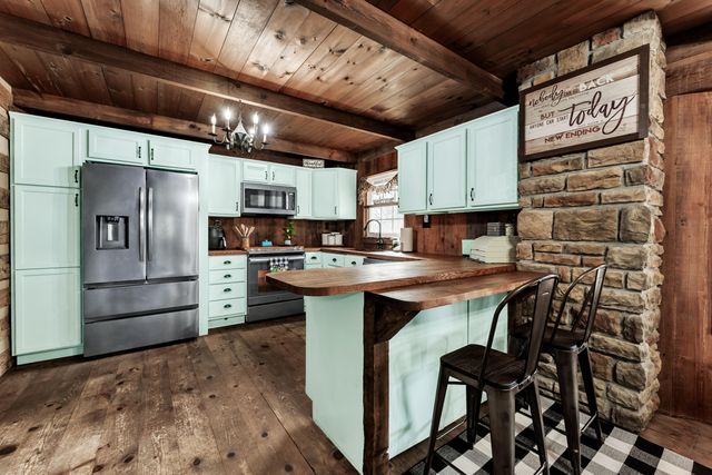 1750 W Riverbluff Lane, Nixa, MO 65714