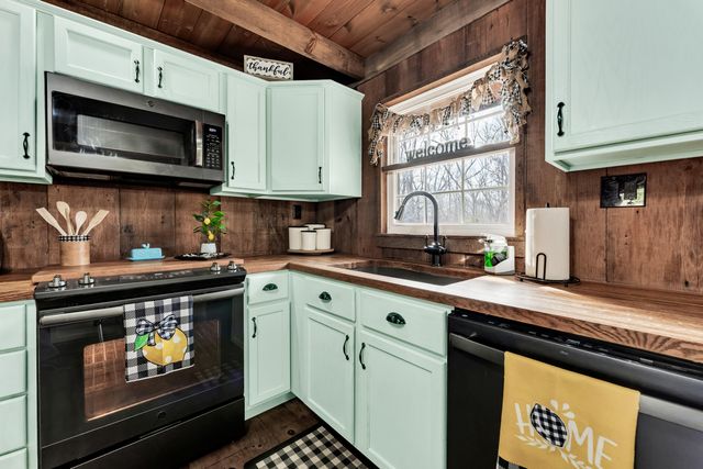 1750 W Riverbluff Lane, Nixa, MO 65714