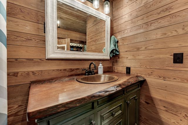 1750 W Riverbluff Lane, Nixa, MO 65714