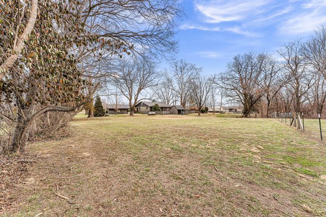 1750 W Riverbluff Lane, Nixa, MO 65714