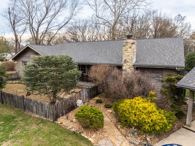 1750 W Riverbluff Lane, Nixa, MO 65714