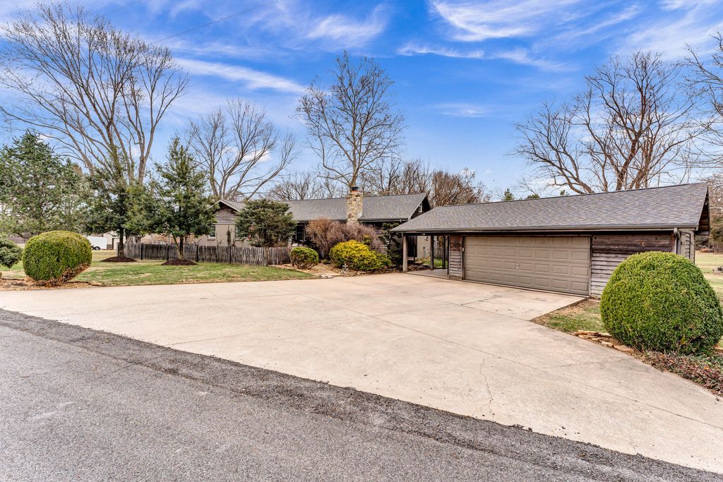 1750 W Riverbluff Lane, Nixa, MO 65714